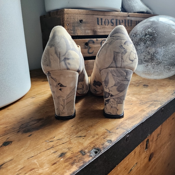 John Fluevog "Kendra" beige/Grey floral leather heels - Picture 4 of 6